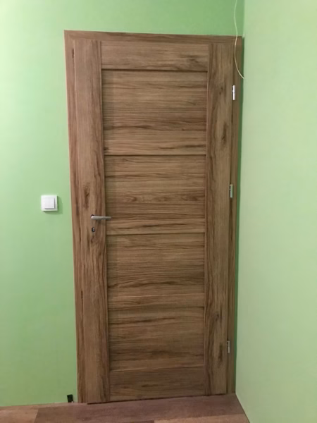 Zamontowane drzwi do pokoju
