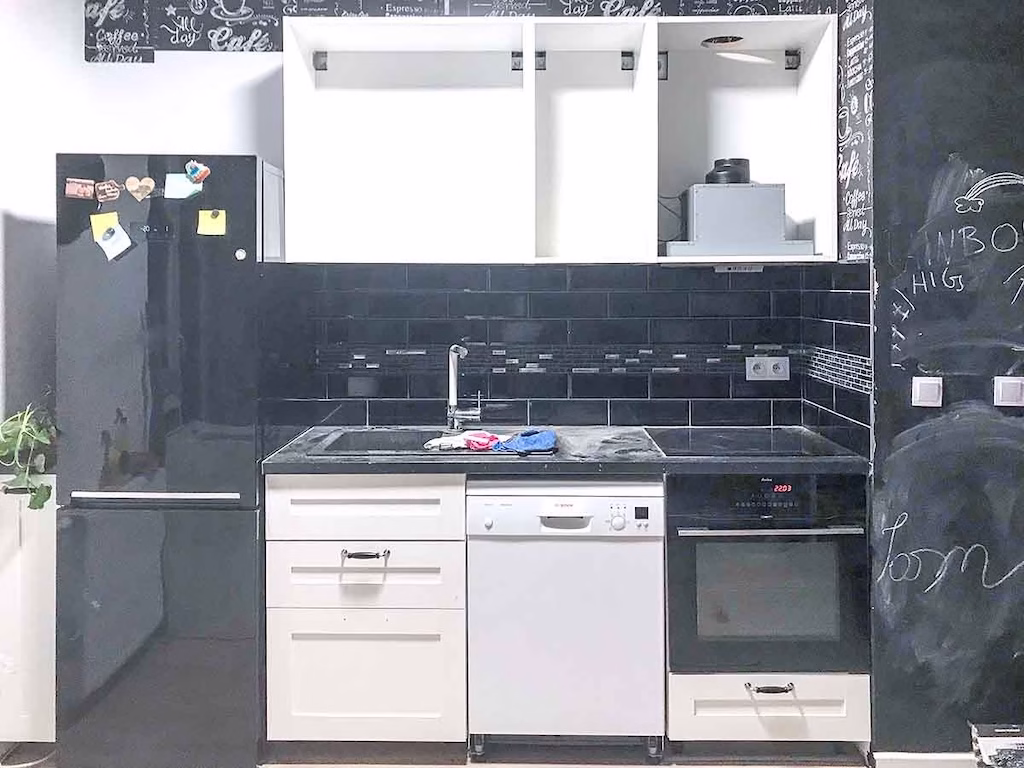 Szafki kuchenne w trakcie montażu