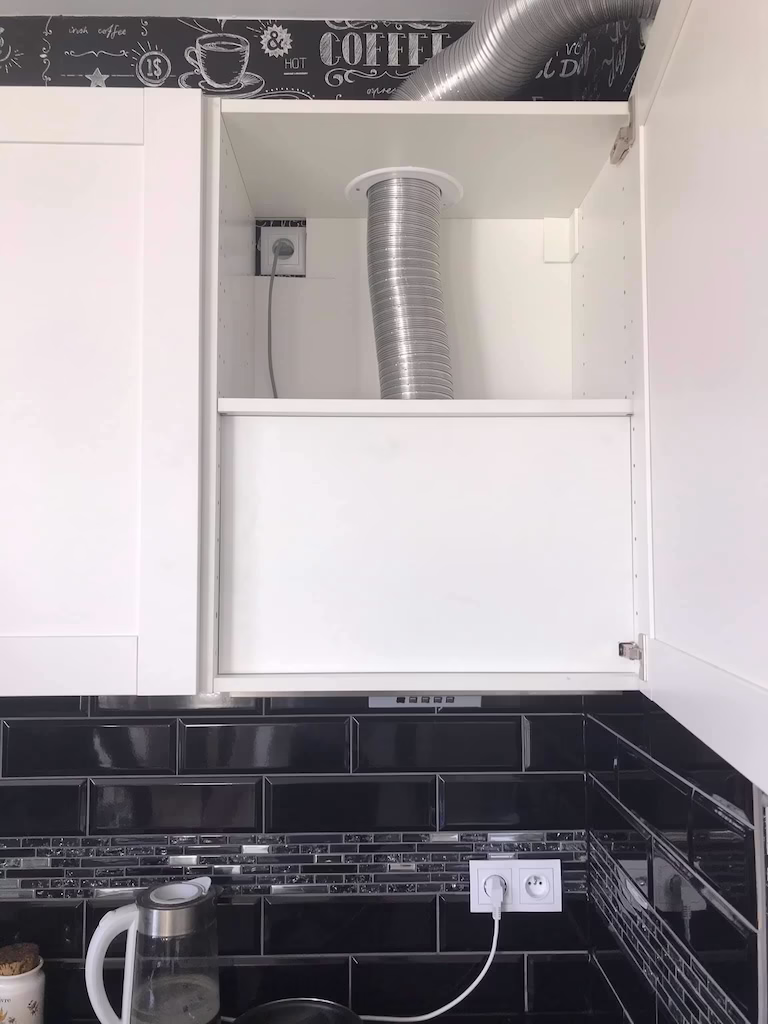 Okap szafkowy w trakcie montażu w szafce kuchennej