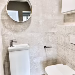 Mała toaleta: Nowoczesny minimalizm w&nbsp;1,2 m²