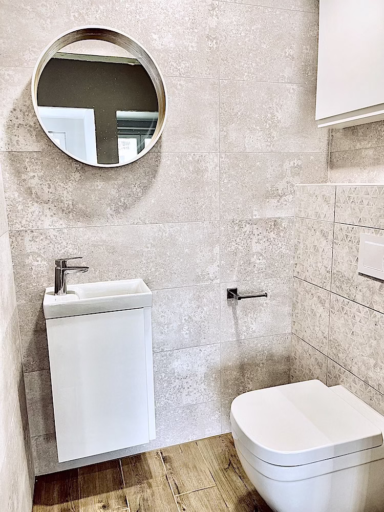 Mała i nowoczesna — łazienka