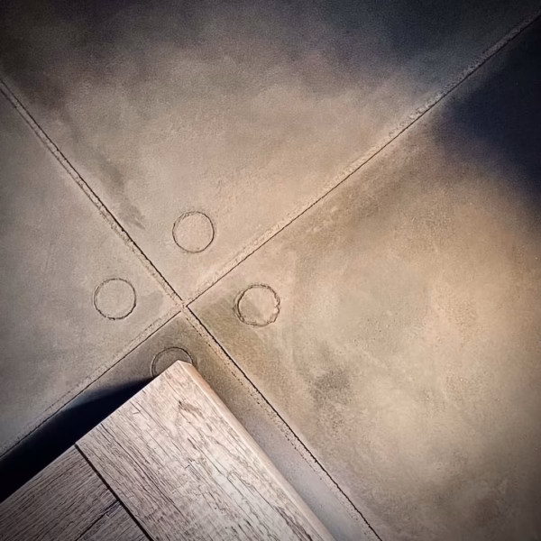 Dekoracje na ścianie w sypialni - beton architektoniczny