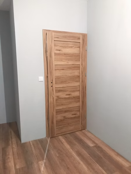 Montaż drzwi do sypialni.