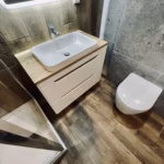 Łazienka z&nbsp;kabiną prysznicową i&nbsp;zabudową WC