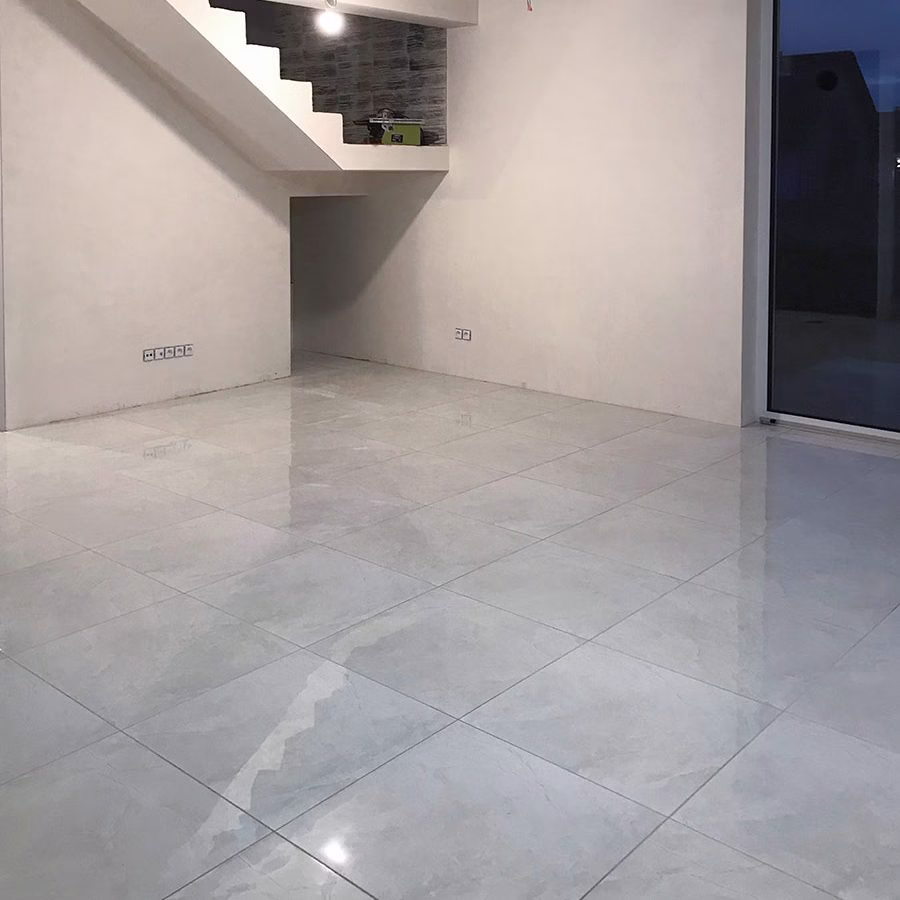 Układanie płytek w salonie