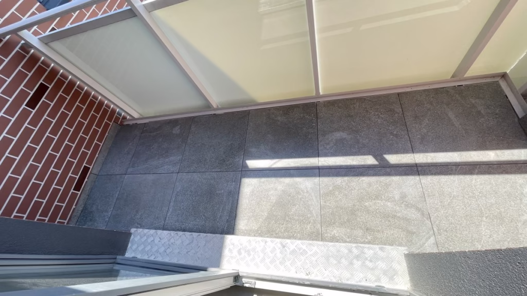 Ułożone płytki posadzka balkon