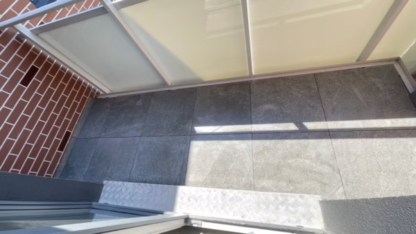 Ułożone płytki posadzka balkon