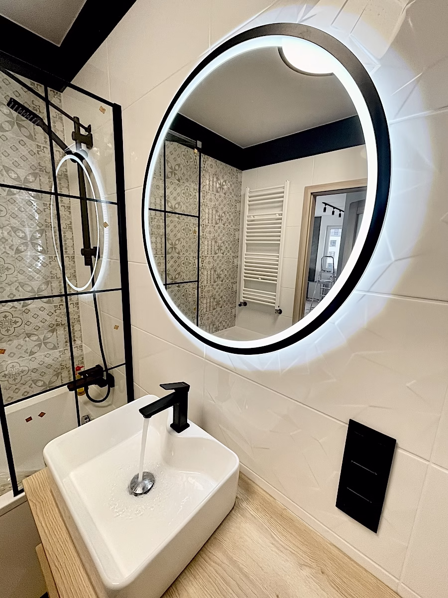 Łazienka w kolorach białym i czarnym