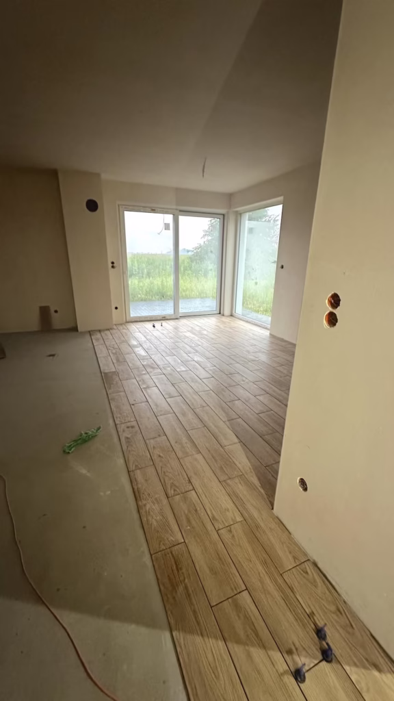 Salon, układania płytek podłogowych