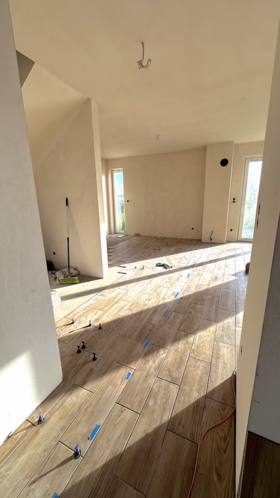 Salon, układania płytek podłogowych