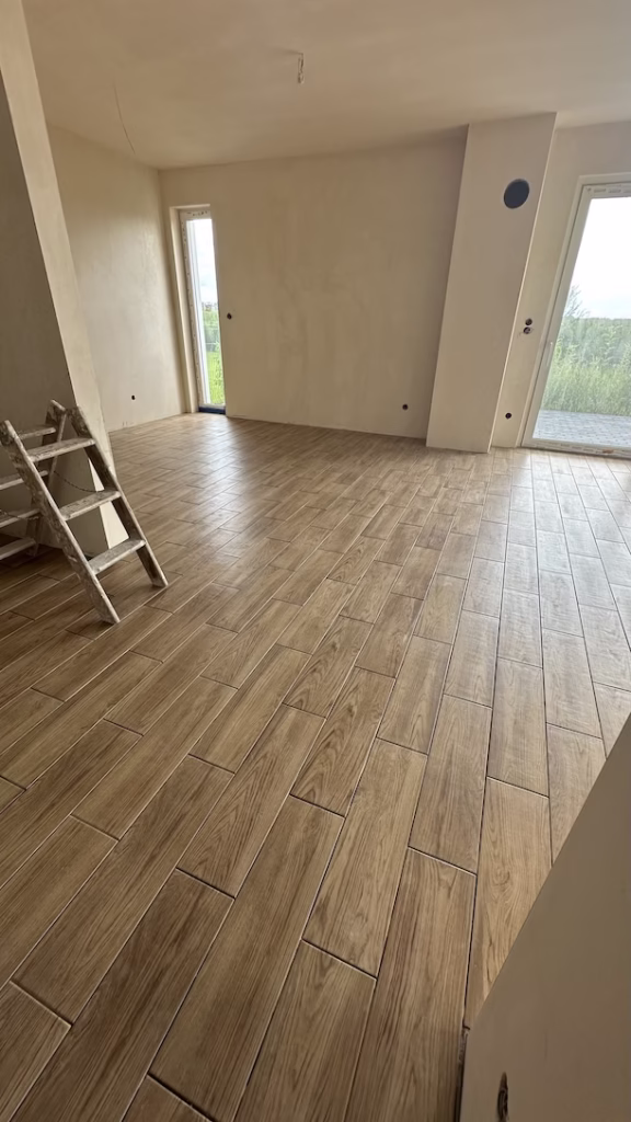 Gotowa podłoga w salonie