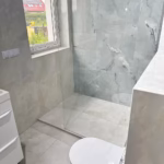 Łazienka – ścienny odpływ liniowy