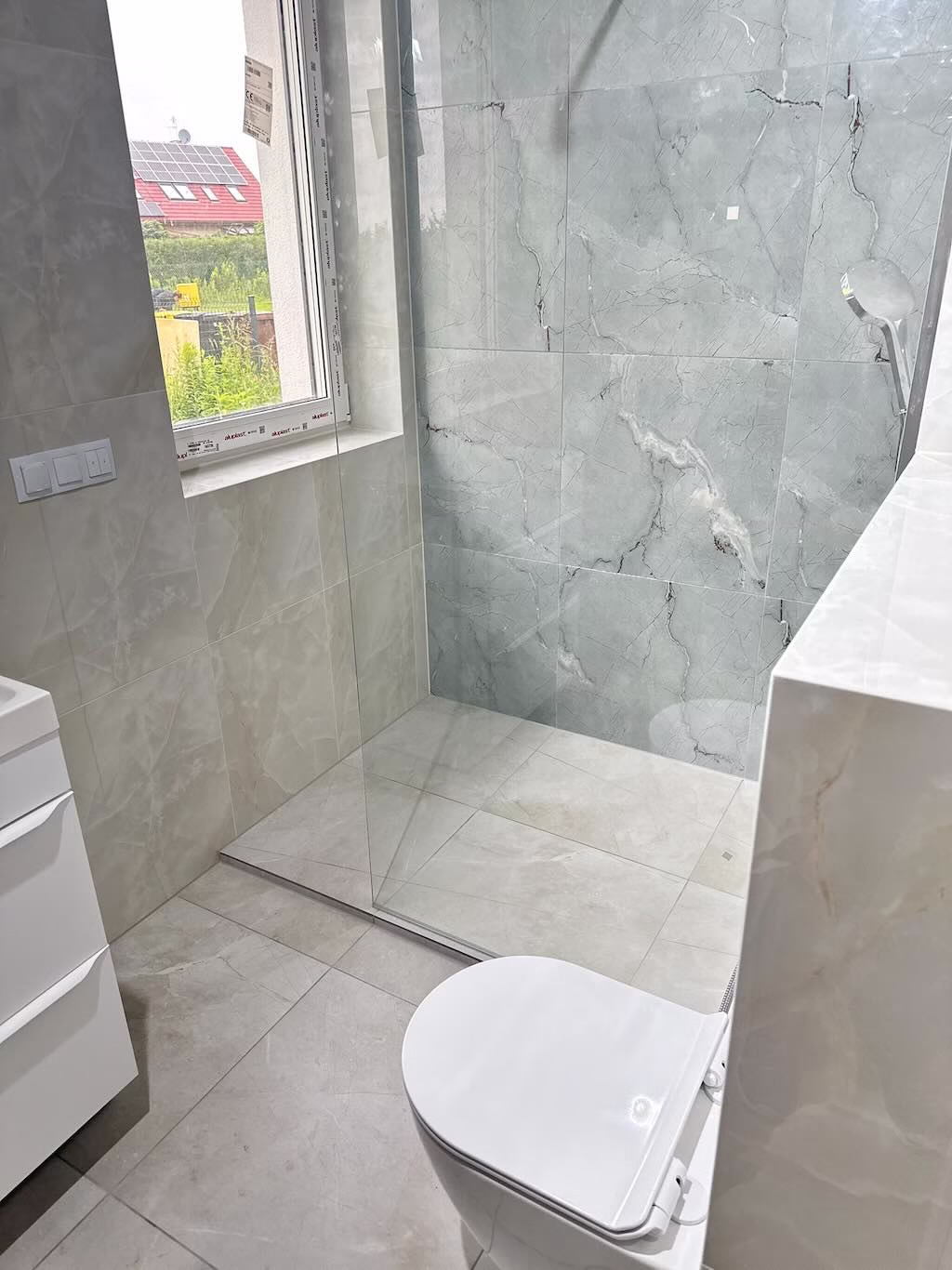 Łazienka z odpływem liniowym ściennym