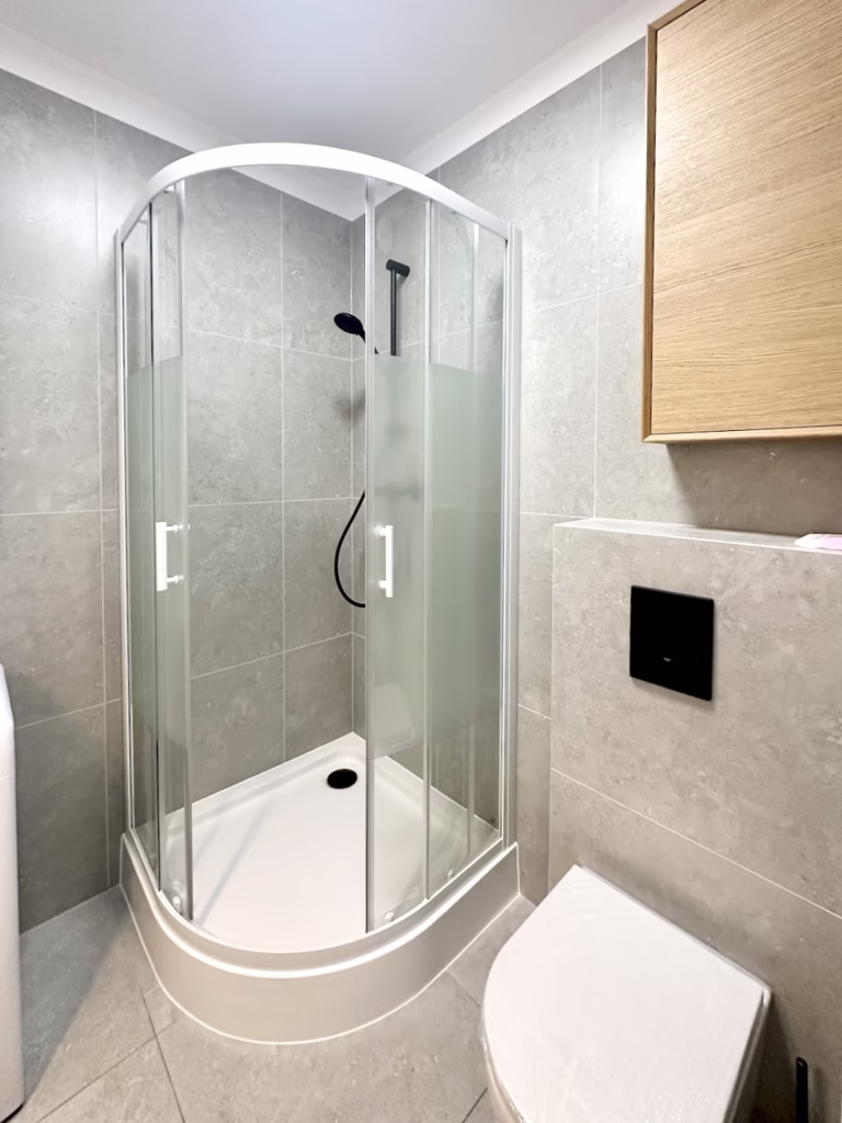 Widok na brodzik z kabiną i toaletę