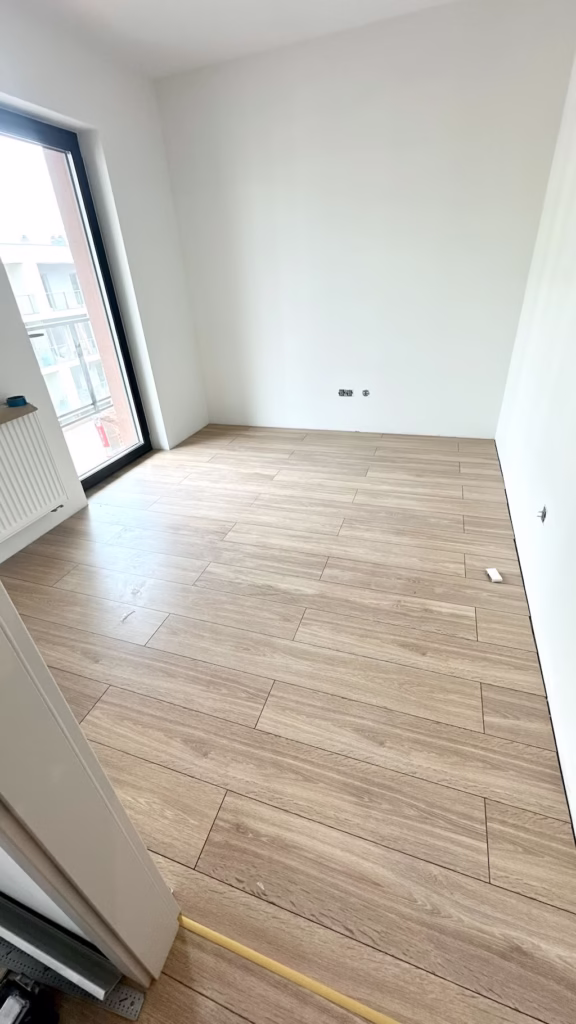 Sypialnia; pomalowane ściany i położone panele." Panele; Dąb Alpejski"